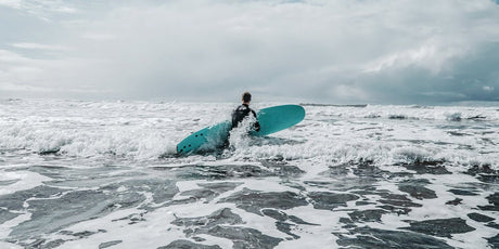 Les 10 conseils pour débuter en surf : comment apprendre à surfer sans se décourager - HawaiiSurf